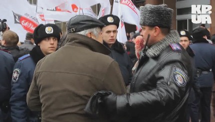 Митингующие молчали, когда Янукович заходил в Украинский дом