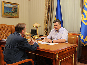 На встрече с министрами Янукович щеголял надетыми вверх ногами наручными часами