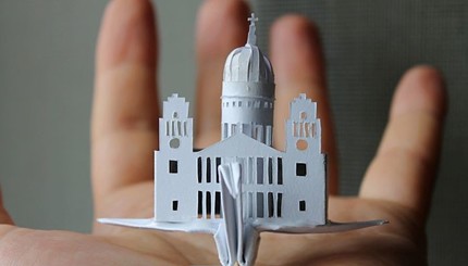 Мастер оригами создал миниатюрные копии достопримечательности мира