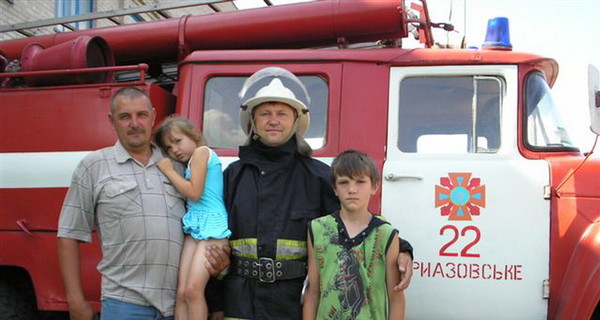 Сосед вынес из огня двоих детей и их мать