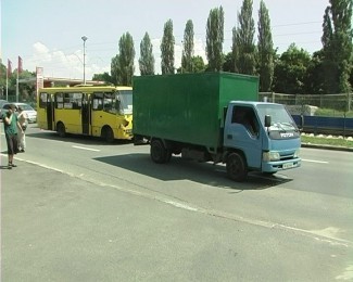 В Киеве маршрутка с людьми въехала в грузовик