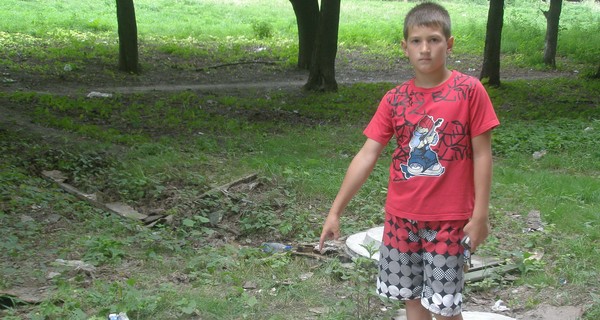 Мама с грудным малышом провалились в канализационный люк