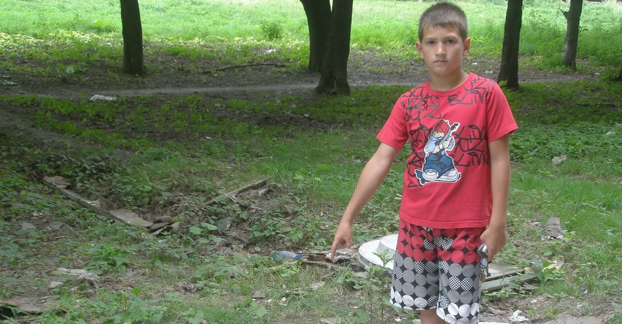 Мама с грудным малышом провалились в канализационный люк