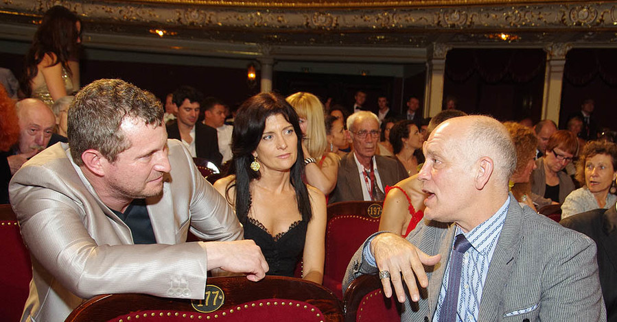 На открытии одесского кинофеста Михалкову не дали спеть, а Ефросинина на сцене раздевала Гордона