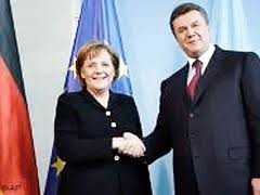 Янукович поздравил Ангелу Меркель с днем рождения