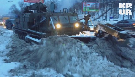 Киев расчищают спецтехникой
