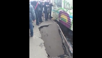 В Киеве обвалилась железнодорожная платформа с пассажирами