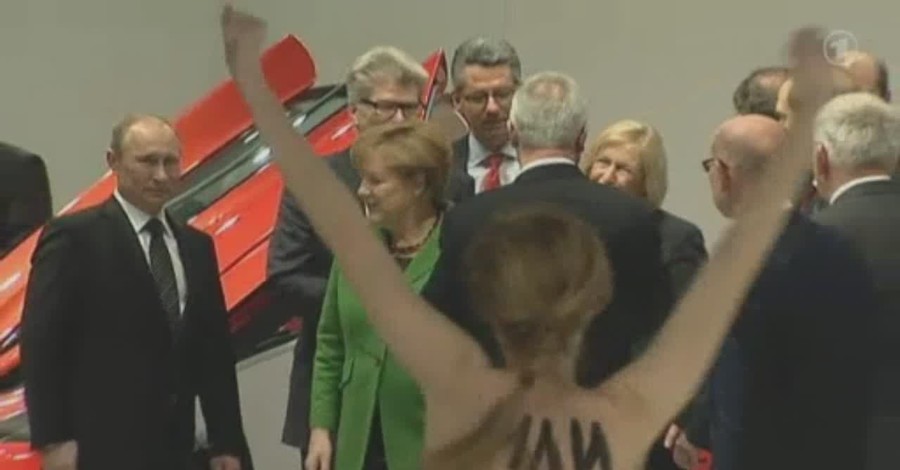 FEMEN атаковали Путина и Меркель