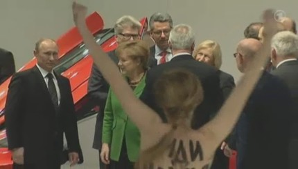 FEMEN атаковали Путина и Меркель