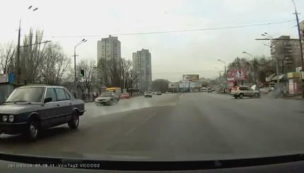 В Днепропетровске автомобиль раздавил толпу людей на остановке