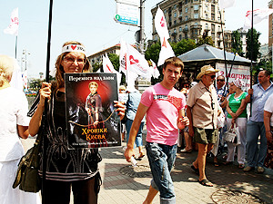 За Тимошенко митингуют пенсионеры, против - пионеры