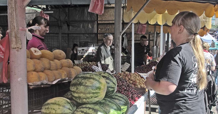 На рынке появились первые груши и алыча