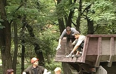 Из центра Макеевки ежедневно вывозят десятки самосвалов мусора   