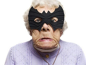 70-летняя старушка била и грабила детей прямо во дворе