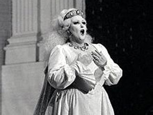 Монсеррат Кабалье отложила поездку в Крым 