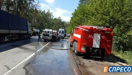 Под Киевом столкнулись две машины и маршрутка