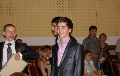 На Донетчине прыжок в воду обездвижил 18-летнего парня. Теперь на лекарства уходит 4 тысячи в день