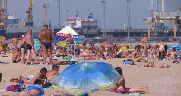 На пляжах Мариуполя ажиотаж: горожан уже не останавливает запрет на купание