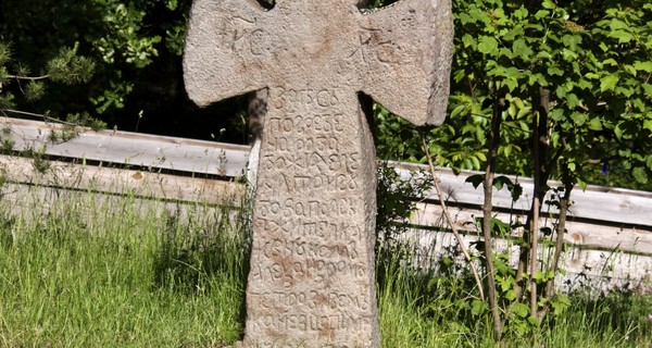 На Донетчине убитые горем родители похоронили своего мертвого малыша возле дома