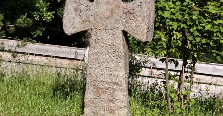 На Донетчине убитые горем родители похоронили своего мертвого малыша возле дома