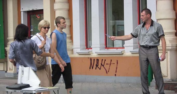 Горожане жалуются на кривые пластиковые окна и быстро рвущуюся обувь
