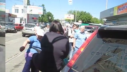 Харьковские пенсионеры избили даму, перекрывшую движение трамваев [НЕЦЕНЗУРНАЯ ЛЕКСИКА!]