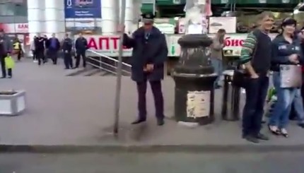 Днепропетровский милиционер шокировал народ, писая на Привокзальной площади