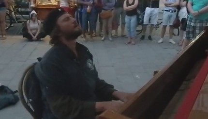 В центре Львова бездомный играл на фортепиано саундтреки к фильму 