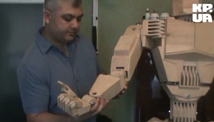 Крановщик из Запорожья смастерил деревянного робота