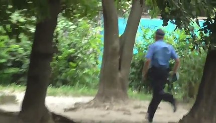 Ударивший девушку милиционер сбежал от прессы
