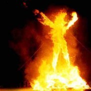 Суровый донецкий пацан облил свою девушку бензином и поджег