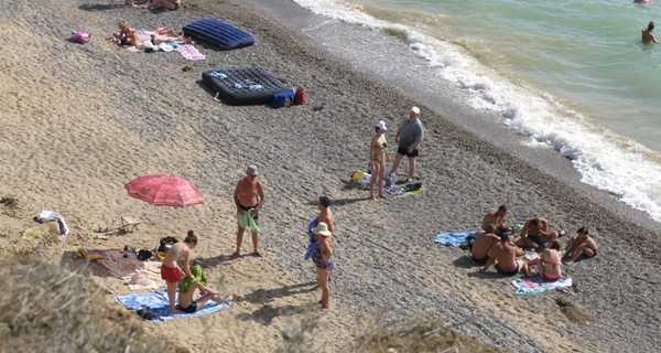 В Крыму на диком пляже отдыхающую придавила земляная глыба