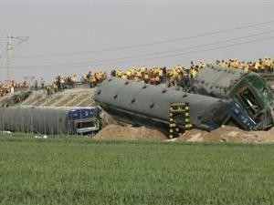 При крушении поезда в Китае погибли 11 человек