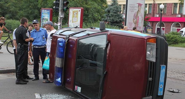 Женщина за рулем перевернула милицейскую машину