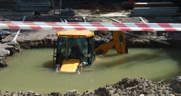 В центре Донецка затянуло под землю экскаватор