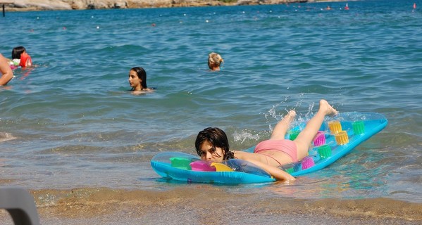 Влюбленных унесло на матрасе в море