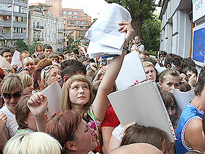 Война за абитуриентов: столичные вузы выбирают лучших, а региональные - любых