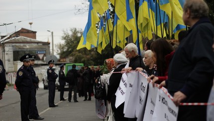 Сторонники и противники Тимошенко ждали ее под зданием суда