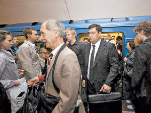 Заместитель Попова на спор проехался в метро