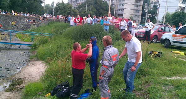 В столице женщина-водитель утопила машину в озере