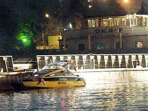 Затонувший в Москве-реке катер доставили к берегу