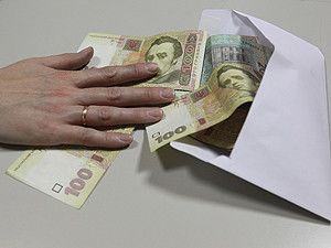 Украинцы получают в конвертах 60 миллиардов гривен