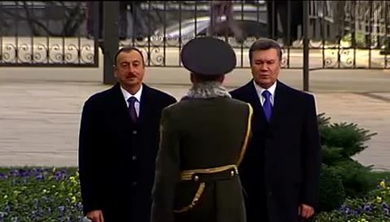 Чуть не снес себе голову начальник караула, приветствуя Януковича и Алиева