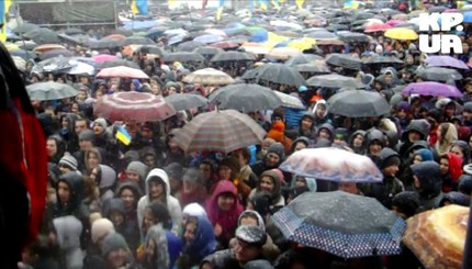 Львов: Снег #Евромайдану не помеха