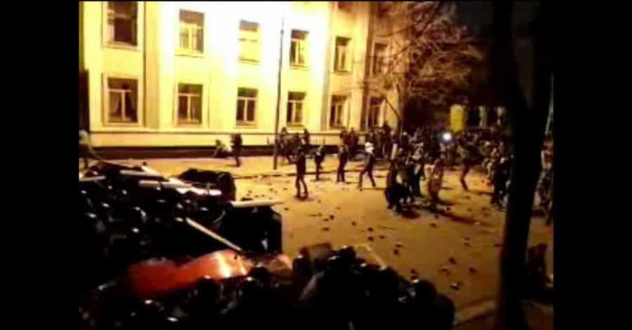 #Евромайдан: Митингующие снова штурмуют АП