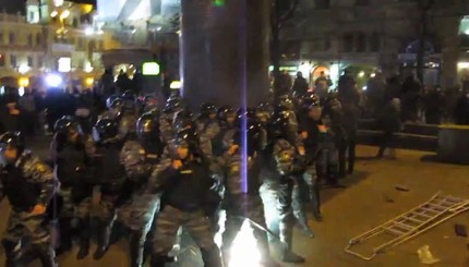 #Евромайдан: Свободовцы пытались сломать памятник Ленину