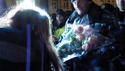 Милиционеры подарили цветы активисткам