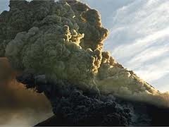 Вулкан на Камчатке выплюнул столб пепла на несколько километров вверх