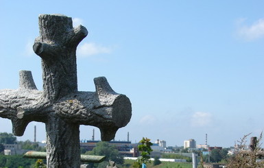 В Донбассе муж повесился на могильном кресте своей жены