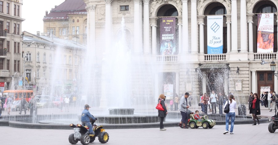 Десантники поломали фонтан в центре Львова